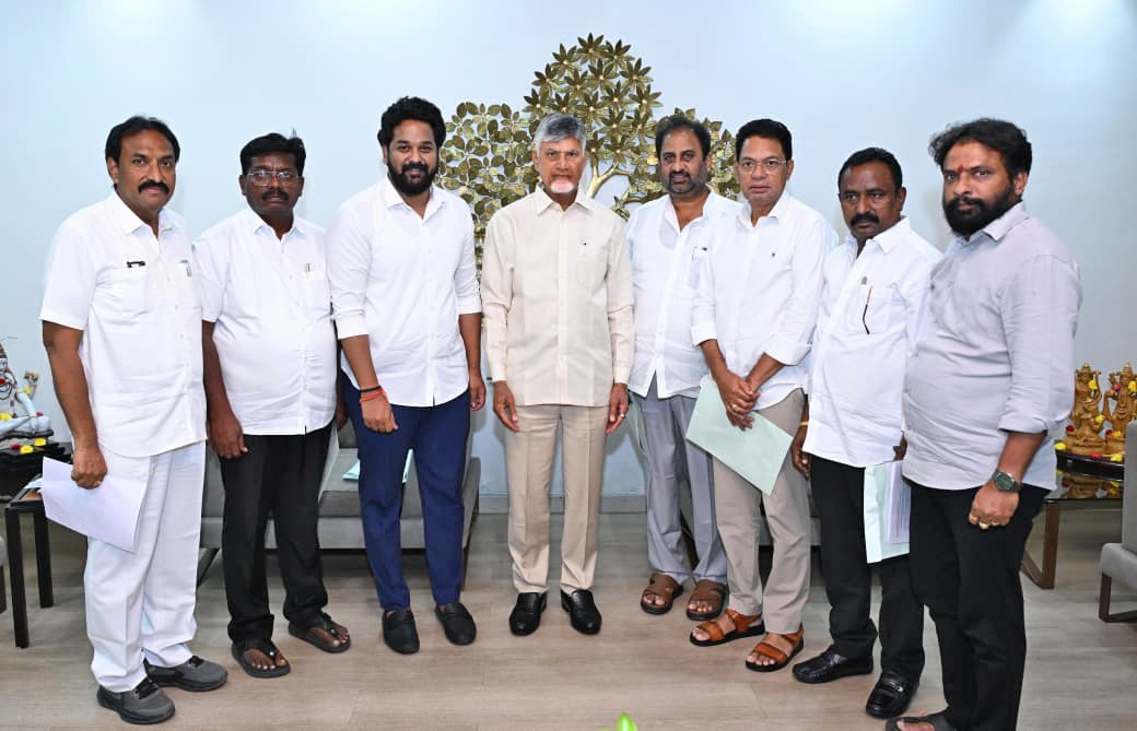 కొత్తపేట నియోజకవర్గ సమగ్ర అభివృద్ధిపై  ముఖ్యమంత్రి నారా చంద్రబాబు నాయుడు దృష్టికి   ఎమ్మెల్యే బండారు పలు విజ్ఞాపనలు  సీఎం తక్షణ ఆమోదం 5 కోట్ల చొప్పున బీసీ మరియు ఎస్సీ కమ్యూనిటీ భవనాల అత్యవసర వైద్య సేవల నిమిత్తం ఆలమూరులో 'ట్రామా కేర్ సెంటర్'